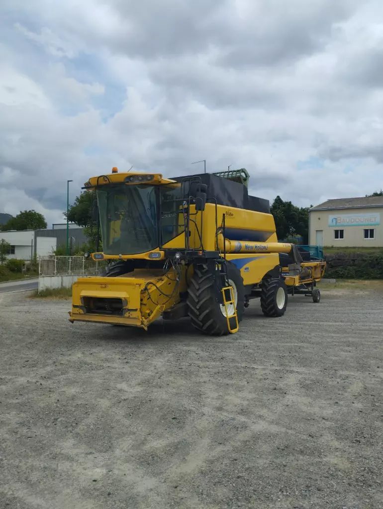 E-FARM: New Holland CSX 7050 - Combine harvester - id EY5QNGP - Year of construction: 2010 - Engine power (HP): 270,France