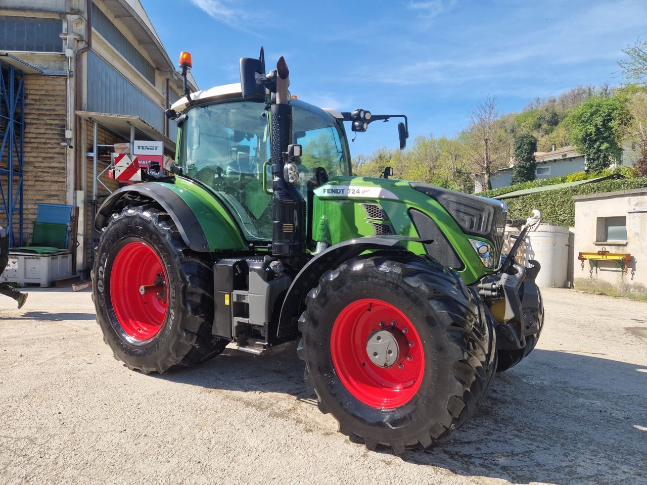E-FARM: Fendt 724 Vario - Traktor - id ZJBPBM9 - 99.000 € - Baujahr: 2018 - Abgelesene Motorstunden: 6.800,Motorleistung (PS): 240,Italien