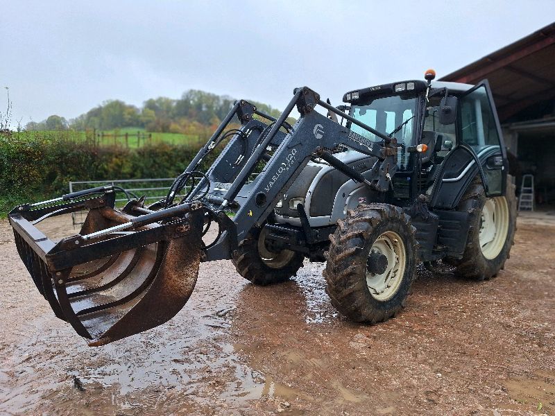 E-FARM: Valtra N101 - Traktor - id FIJGUCJ - 35.000 € - Baujahr: 2010 - Abgelesene Motorstunden: 6.700,Motorleistung (PS): 100,Frankreich