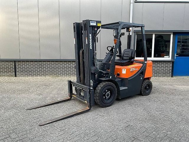Doosan d25 gp plus, 140 uur! als nieuw! Forklift €23,500