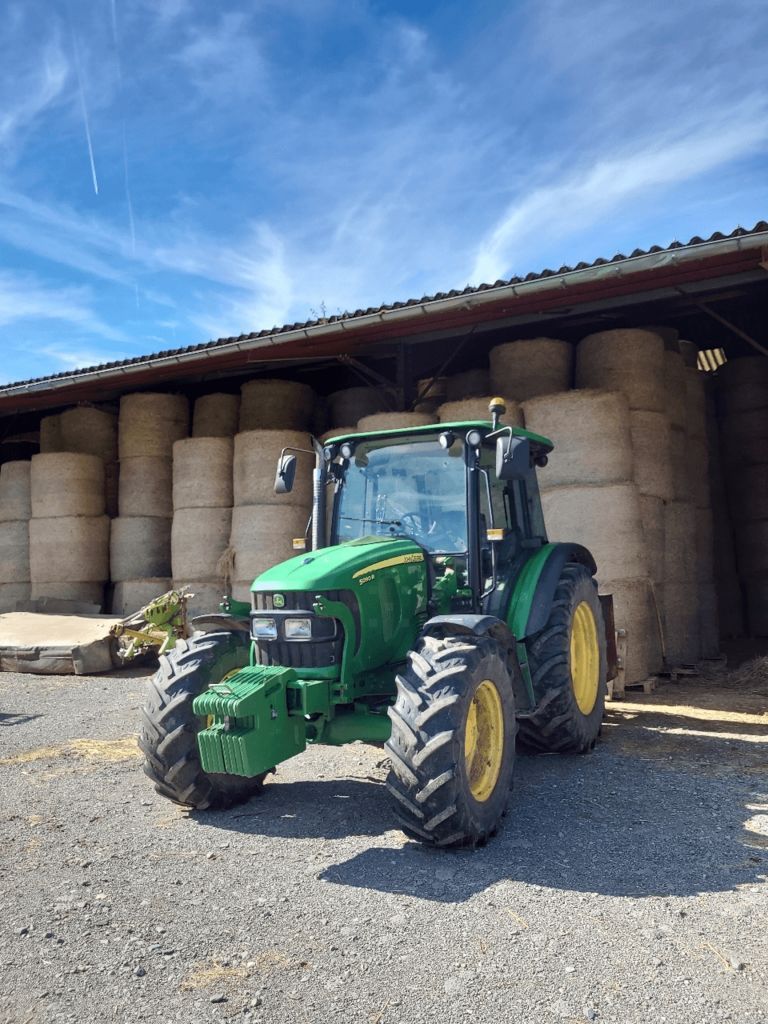 E-FARM: John Deere 5090 R - Traktor - id HMMBATI - 30.000 € - Baujahr: 2010 - Abgelesene Motorstunden: 9.500,Motorleistung (PS): 90,Frankreich