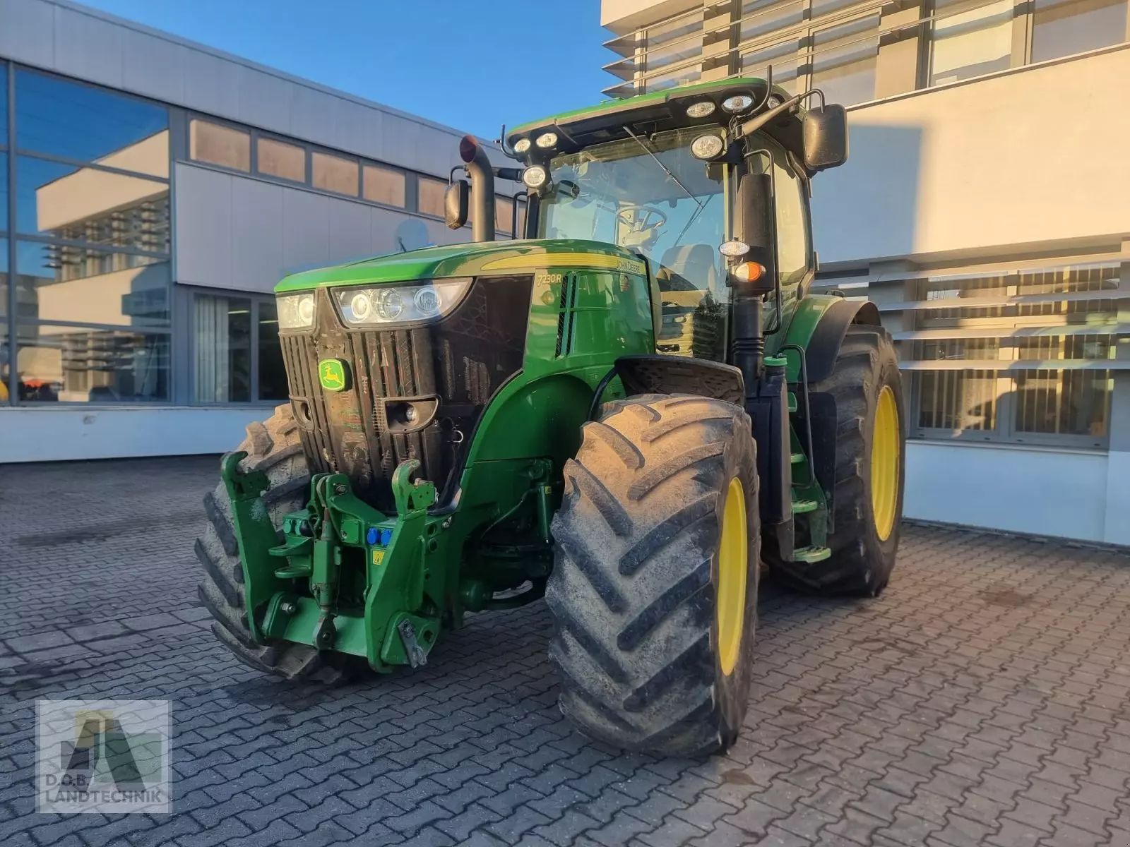 E-FARM: John Deere 7230 R - Tractor - id IUMCBQG - €64,900 - Year of construction: 2011 - Engine hours: 5,506,Engine power (HP): 230,Germany