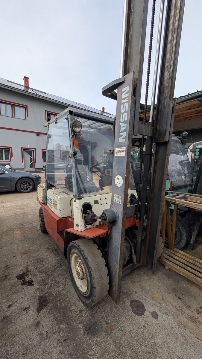 NISSAN 2,5 tonnen diesel duplex & ss, Forklift €5,800