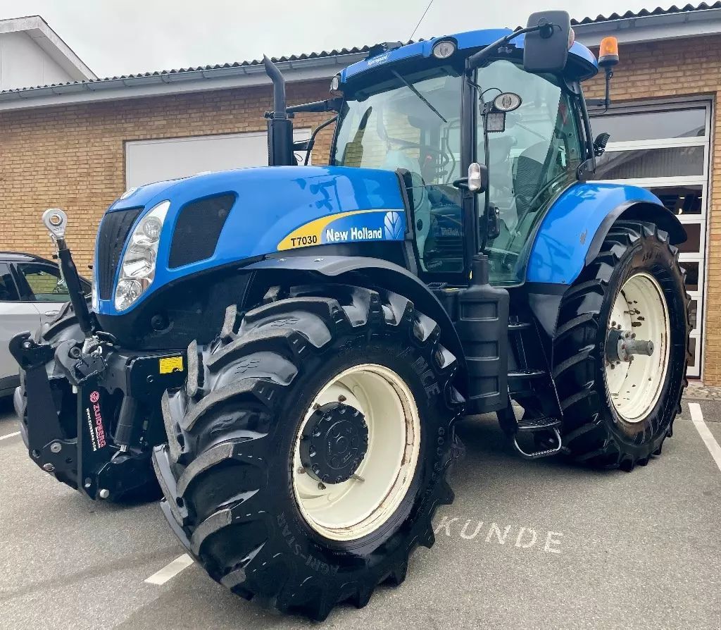 E-FARM: New Holland T7030 - Traktor - id NEWSXIQ - 52.940 € - Produktionsår: 2011 - Motortimer: 5.300,Danmark