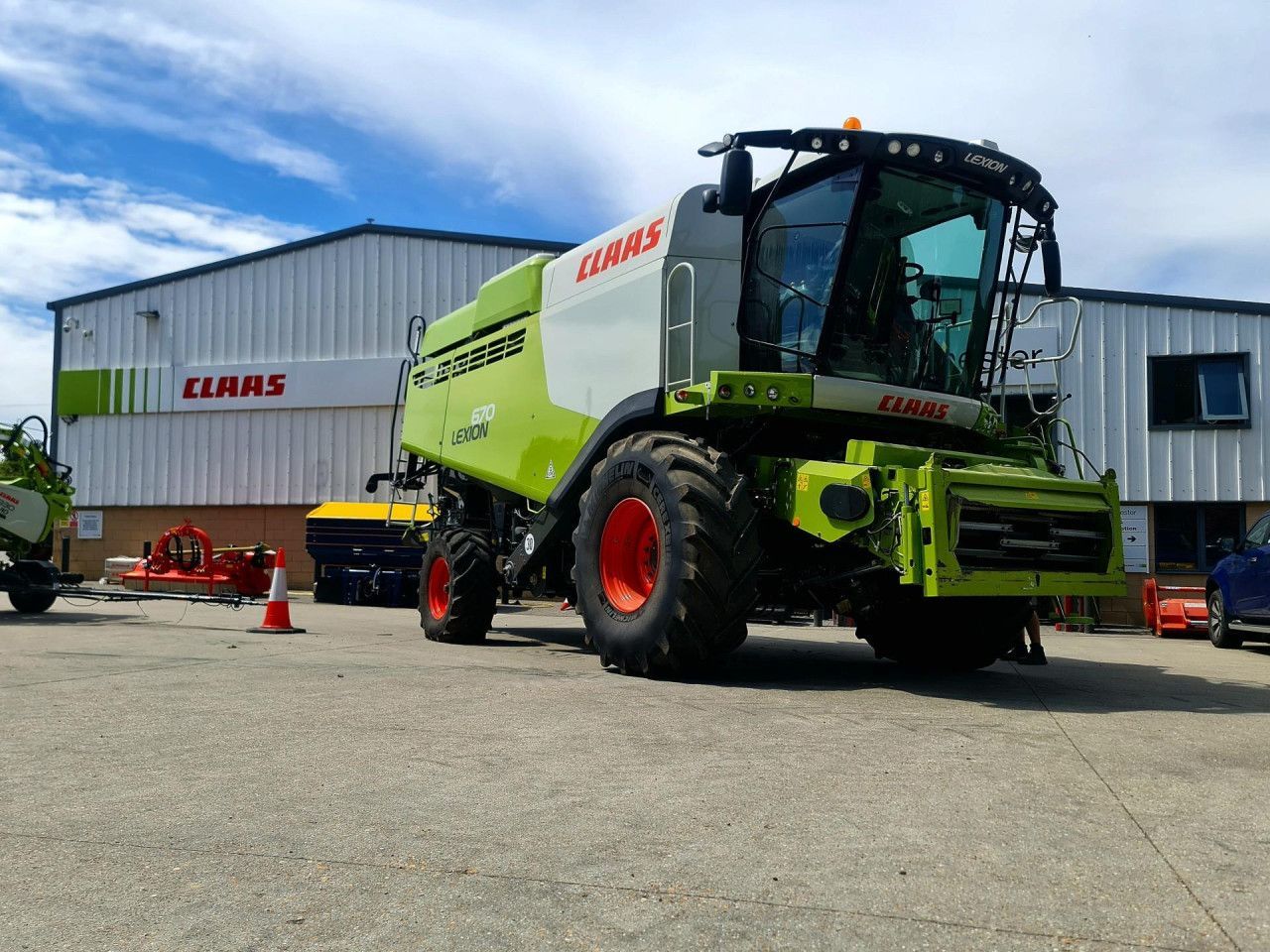 E-FARM: Claas Lexion 670 - Kombajn zbożowy - id 2ZDYEIN - 205 614 € - Rok produkcji: 2018 - Motogodziny: 1617,Moc silnika: 435,Zjednoczone Królestwo