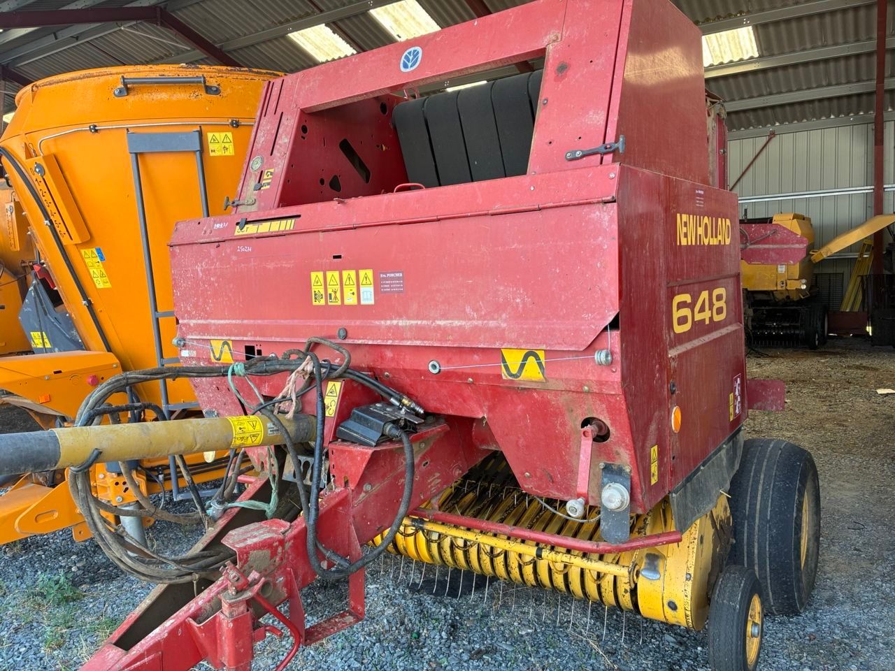 E-FARM: New Holland 648 - Πρέσσα - id XHZ7EHJ - 4.000 € - Χρονία: 2001 - Συνολικός αριθμός παραχθέντων δεμάτων: 23.000,Γαλλία