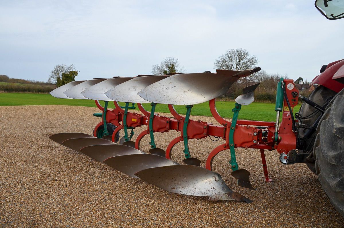E-FARM: Kverneland 150b variomat plough 5 furrows - Plough - id 92RHNEF - €15,125 - Year of construction: 2015 - United Kingdom