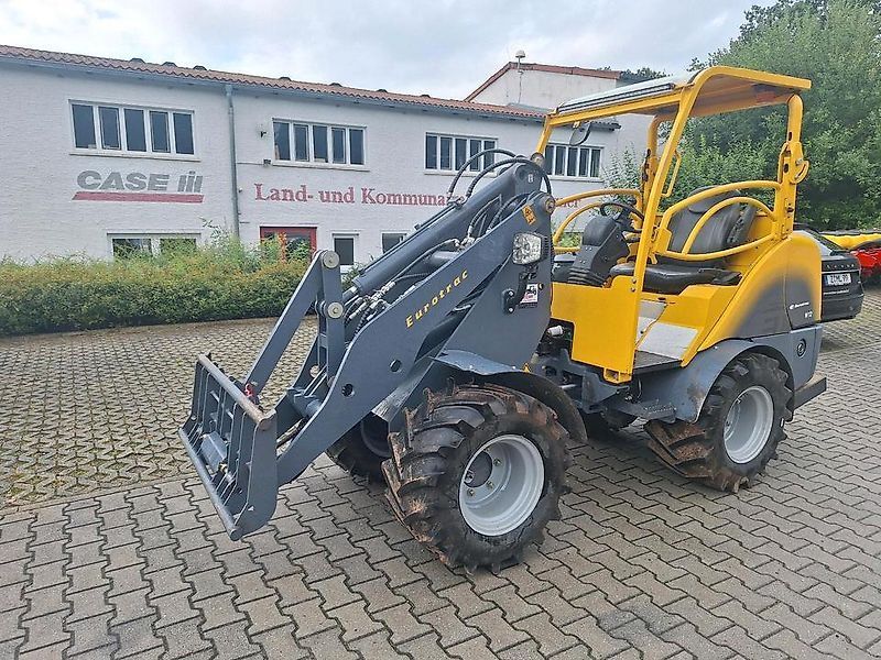 E-FARM: Eurotrac w12s-2 hoflader radlader lader euroaufnahme 820/w12s - Cargadora de dirección deslizante - id PFBASMZ - 27.370 € - Año: 2020 - Alemania