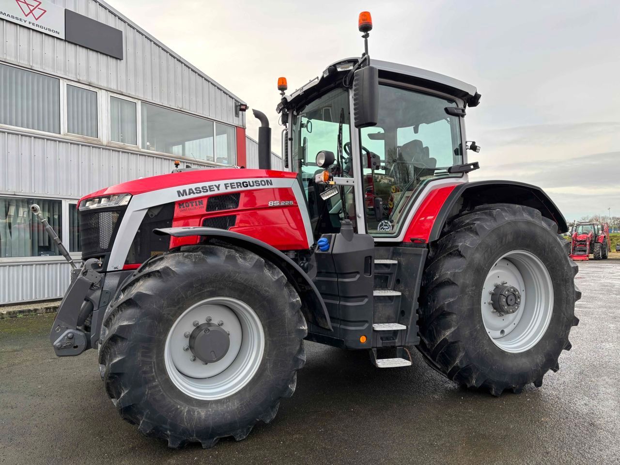 E-FARM: Massey Ferguson 8S.225 Exclusive - Traktor - id JTFFHFS - 149.000 € - Baujahr: 2022 - Abgelesene Motorstunden: 1.950,Motorleistung (PS): 225,Frankreich