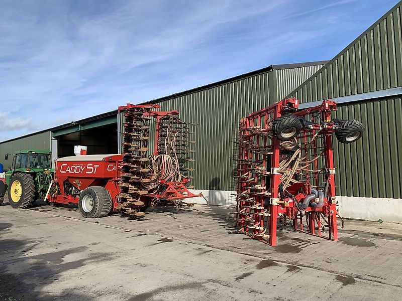 E-FARM: weaving caddy 5t c/w 8m disc drill and 6.6m tine drill - высев - id XJJ2ENB - 21 862 € - Отработанные часы: 224 - Великобритания