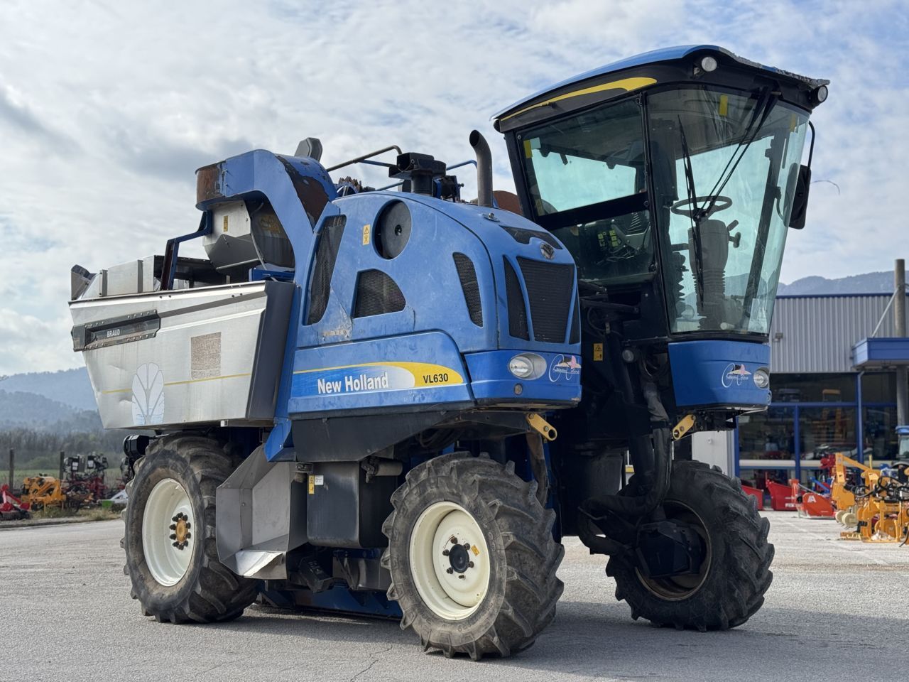 E-FARM: New Holland vl630 - Traubenernter - id 9RZGTDW - 30.000 € - Baujahr: 2004 - Frankreich