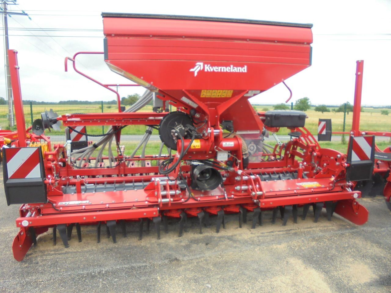 E-FARM: Kverneland E DRILL COMPACT - Vetőgép kombináció - id 7LIYDUH - 54 000 EUR - Gyártási év: 2024 - Franciaország