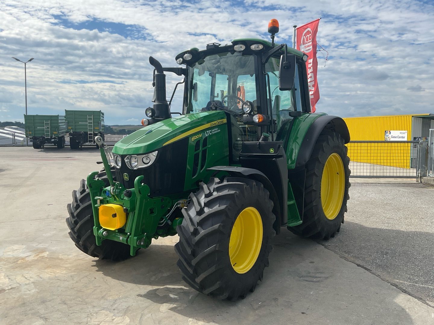 E-FARM: John Deere 6120 M - Traktor - id WPPBUYM - 99.917 € - Baujahr: 2023 - Abgelesene Motorstunden: 1,Motorleistung (PS): 120,Österreich