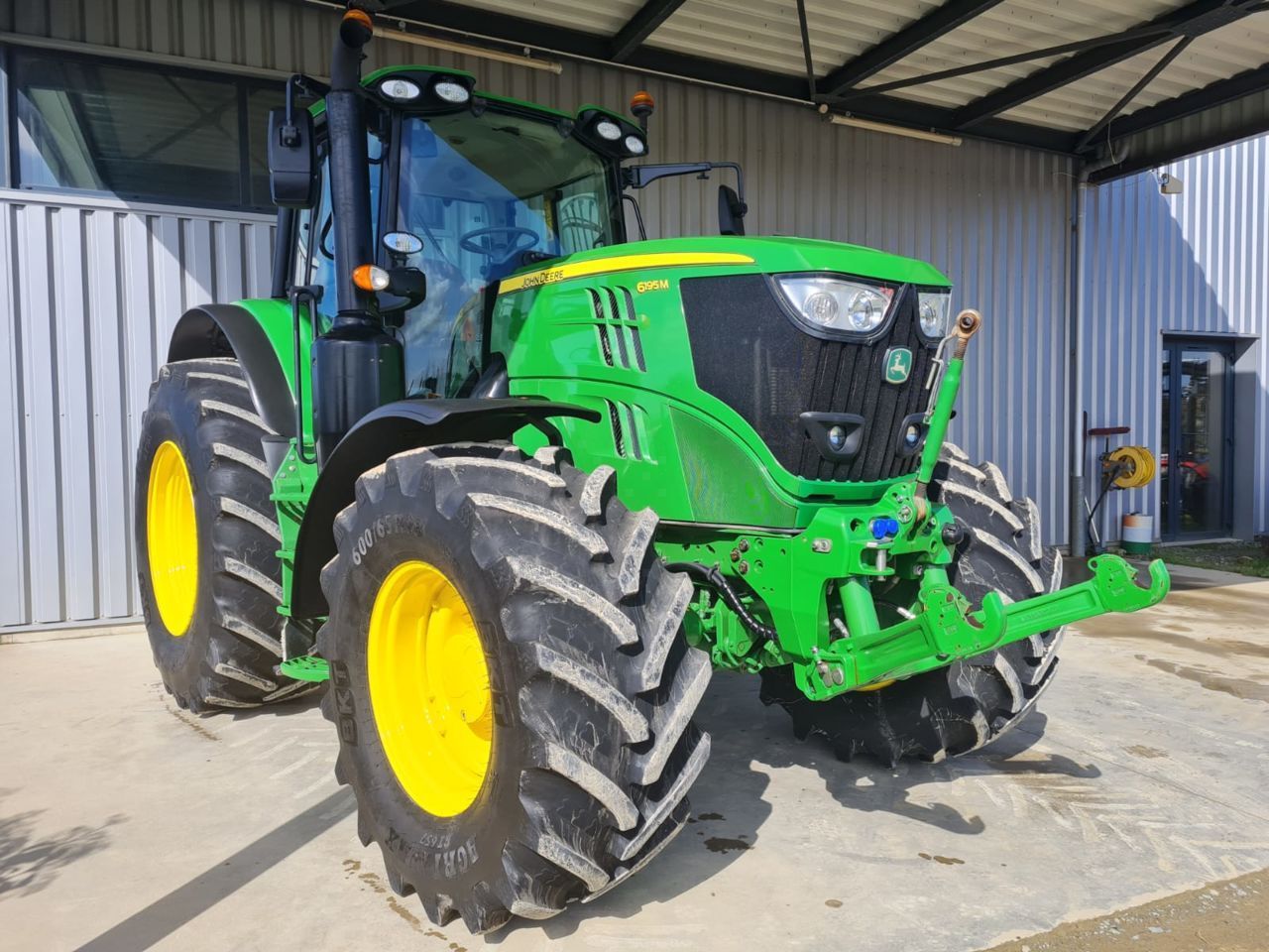 John Deere 6195 M Tractor 90.000 EUR