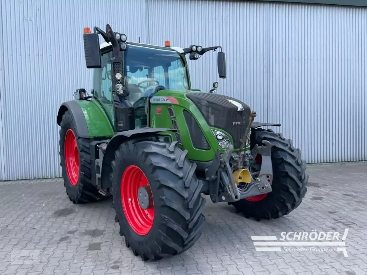 E-FARM: Fendt 724 Vario ProfiPlus - Traktor - id WATV1VU - 86.885 € - Baujahr: 2016 - Abgelesene Motorstunden: 8.355,Motorleistung (PS): 241,Deutschland
