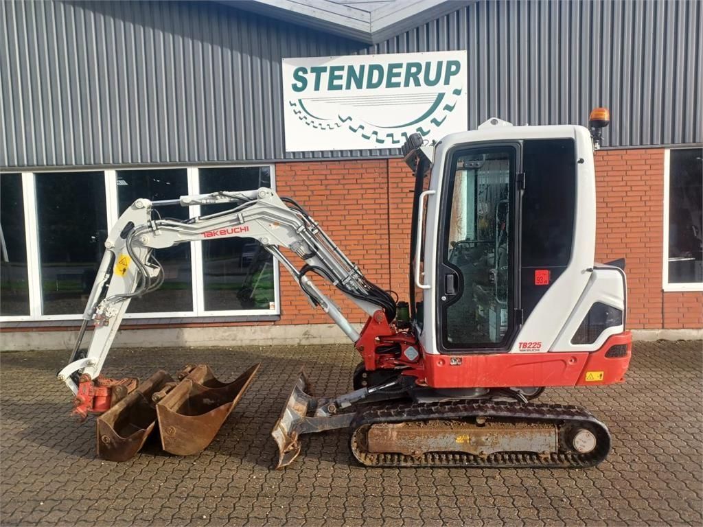 Takeuchi TB 225 Mini-pelle 35 864 €