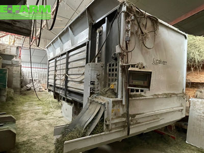 E-FARM: sonstige rmd 13 - Silage cutter and feeder - id A2HRL9Z - €28,000 - Year of construction: 2018