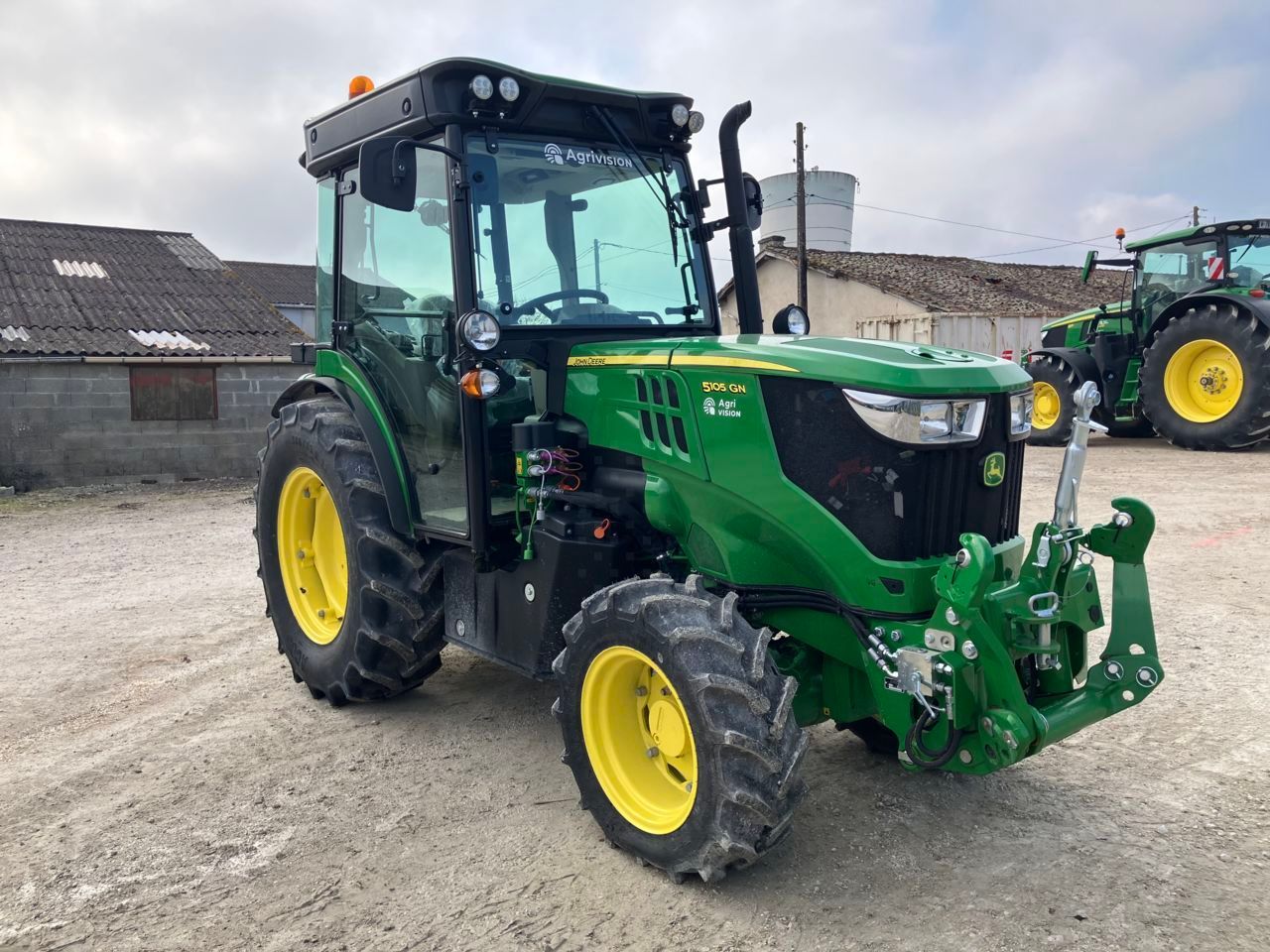 E-FARM: John Deere 5105 - Tracteur - id AUWKMAX - 79 000 € - Année: 2024 - Lecture du nombre d'heure: 9,Puissance du moteur (chevaux): 46,France