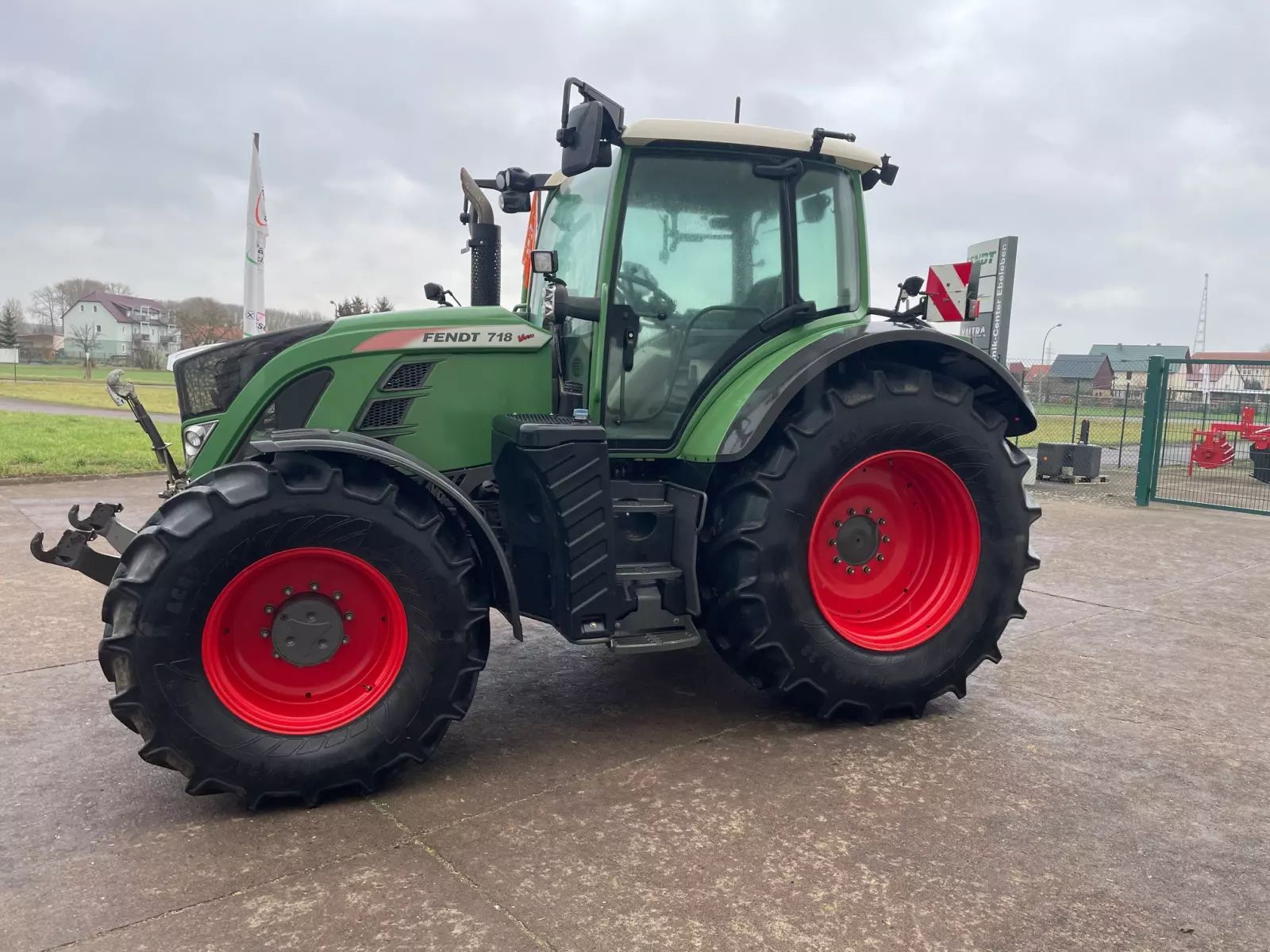 E-FARM: Fendt 718 Vario ProfiPlus - Tractor - id KH6YP4J - 105.000 € - Año: 2015 - Horas: 7107,Potencia del motor: 181,Alemania