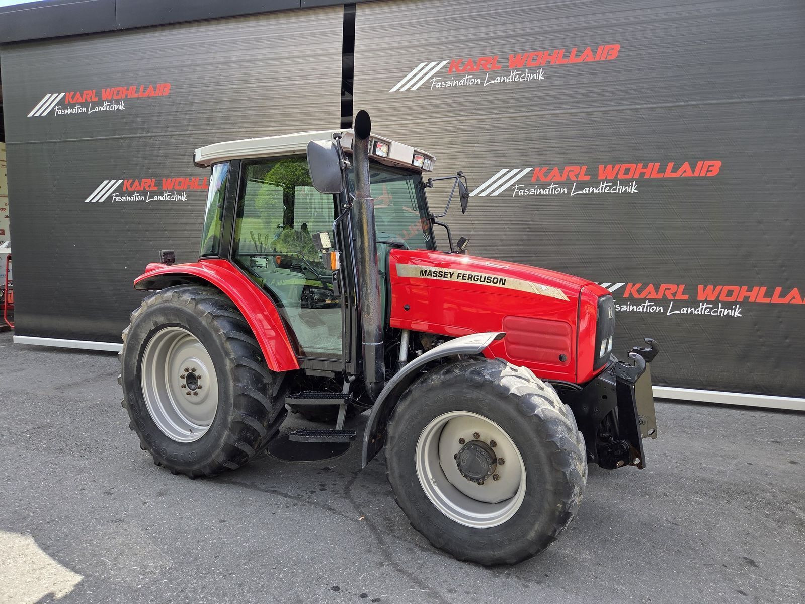 Massey Ferguson 6235 Tractor €23,800