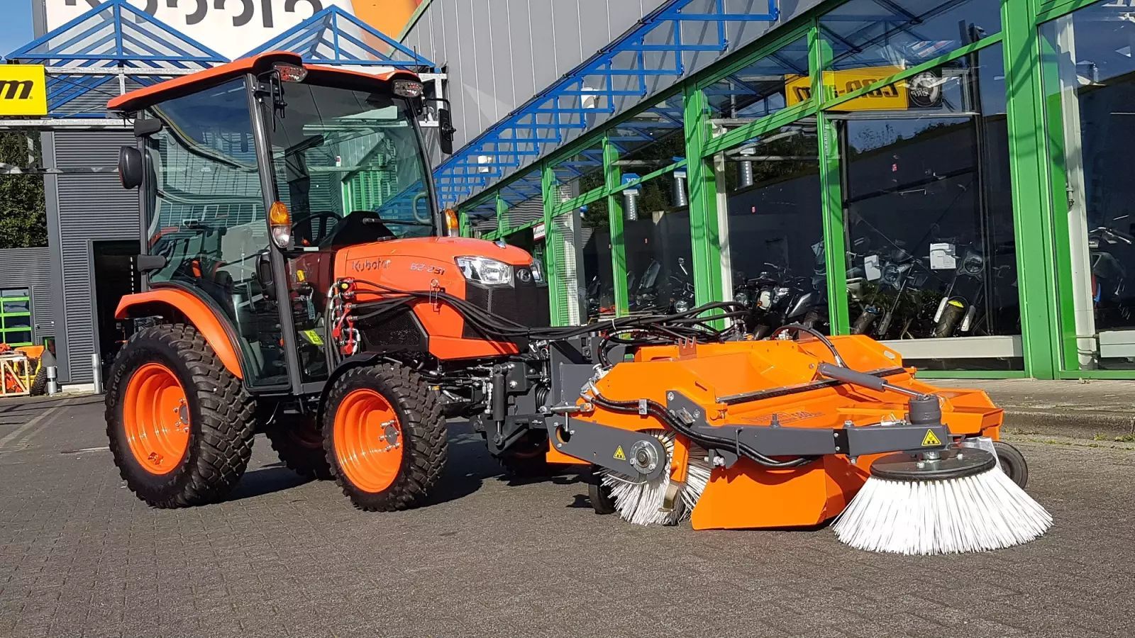 E-FARM: Kubota b2-231h cab - Tractor - id WUB9Y95 - 29.600 € - Año: 2025 - Horas: 10,Potencia del motor: 23,Alemania