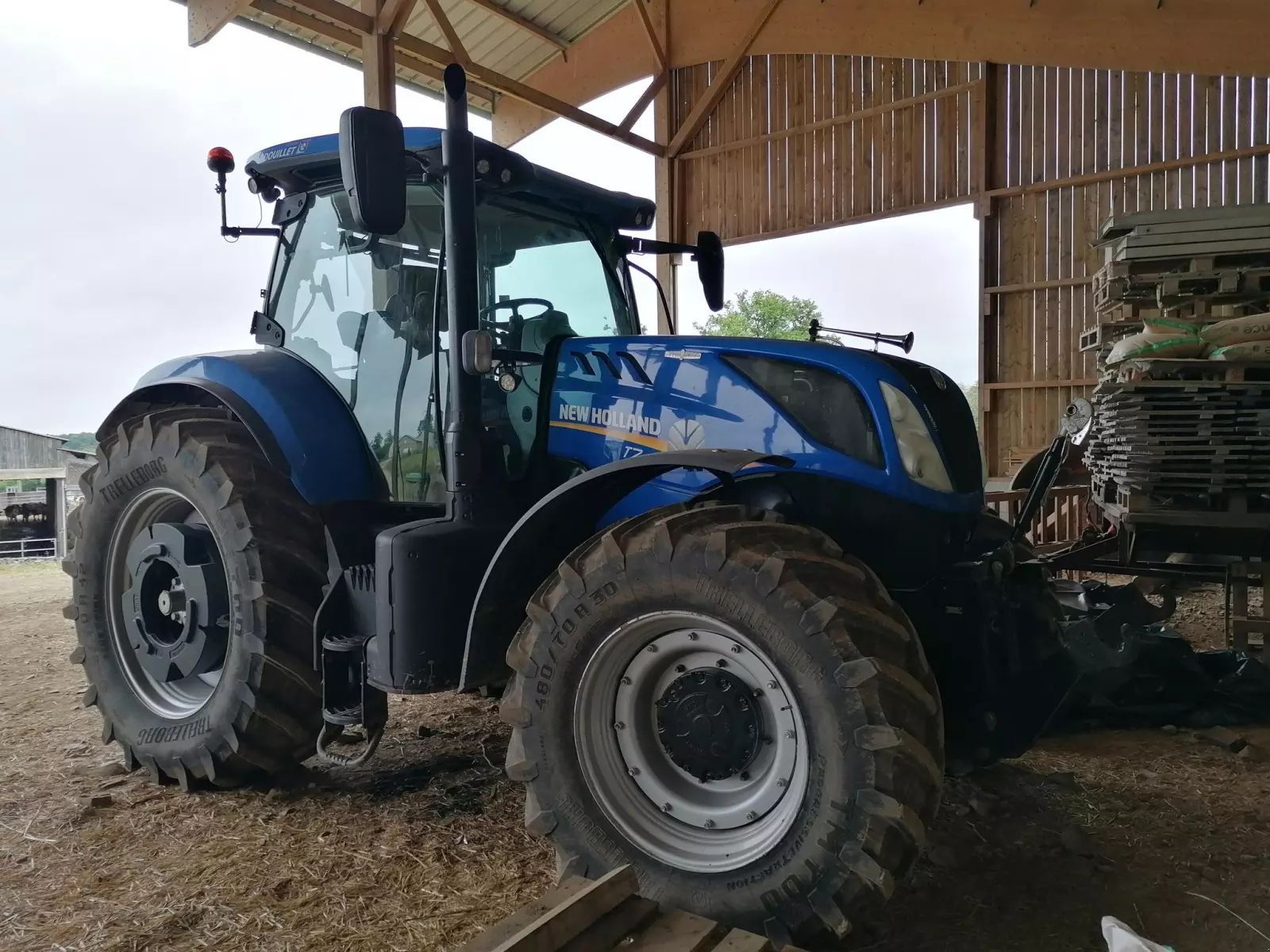 E-FARM: New Holland T7.230 - Traktor - id BMTLKIG - 87.000 € - Produktionsår: 2022 - Motortimer: 3.680,Motoreffekt (HP): 185,Frankrig