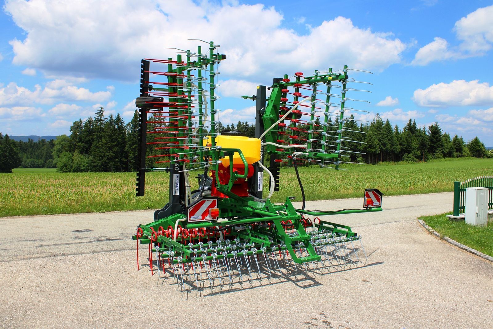 E-FARM: awemak  top thor bc60 mit apv ps 200 m1 grünlandstriegel - Foraging equipment other - id HR1GDPD - €13,750 - Year of construction: 2025 - Austria