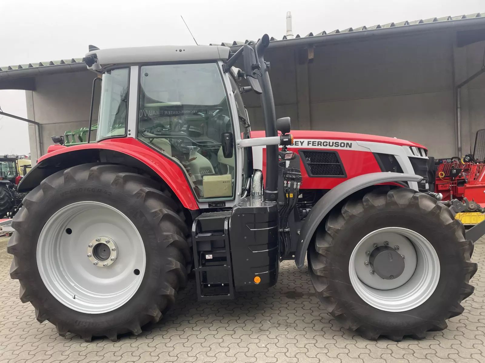 E-FARM: Massey Ferguson 7S.210 - Traktor - id QI7P8RV - 145.000 € - Leto izgradnje: 2024 - Število ur motorja: 215,Moč motorja (HP): 210,Nemčija