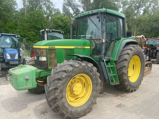E-FARM: John Deere 6910 - Traktor - id D75Y8EW - 33.000 € - Produktionsår: 2001 - Motortimer: 7.400,Motoreffekt (HP): 160,Italien