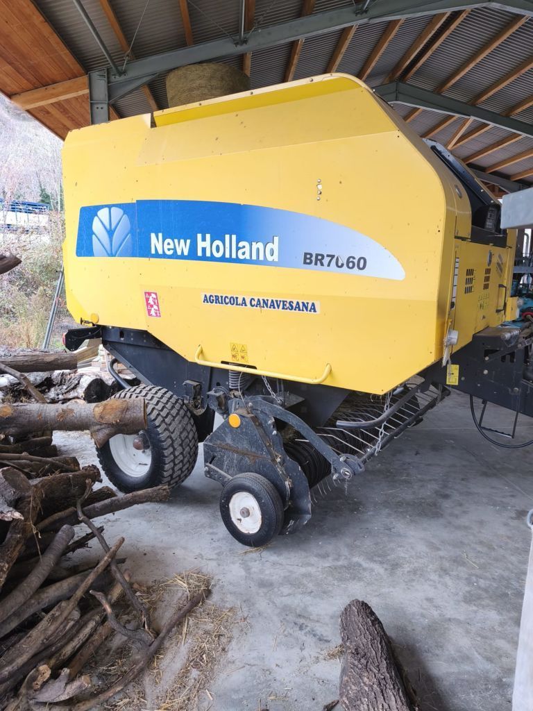 New Holland T 7060 Baler