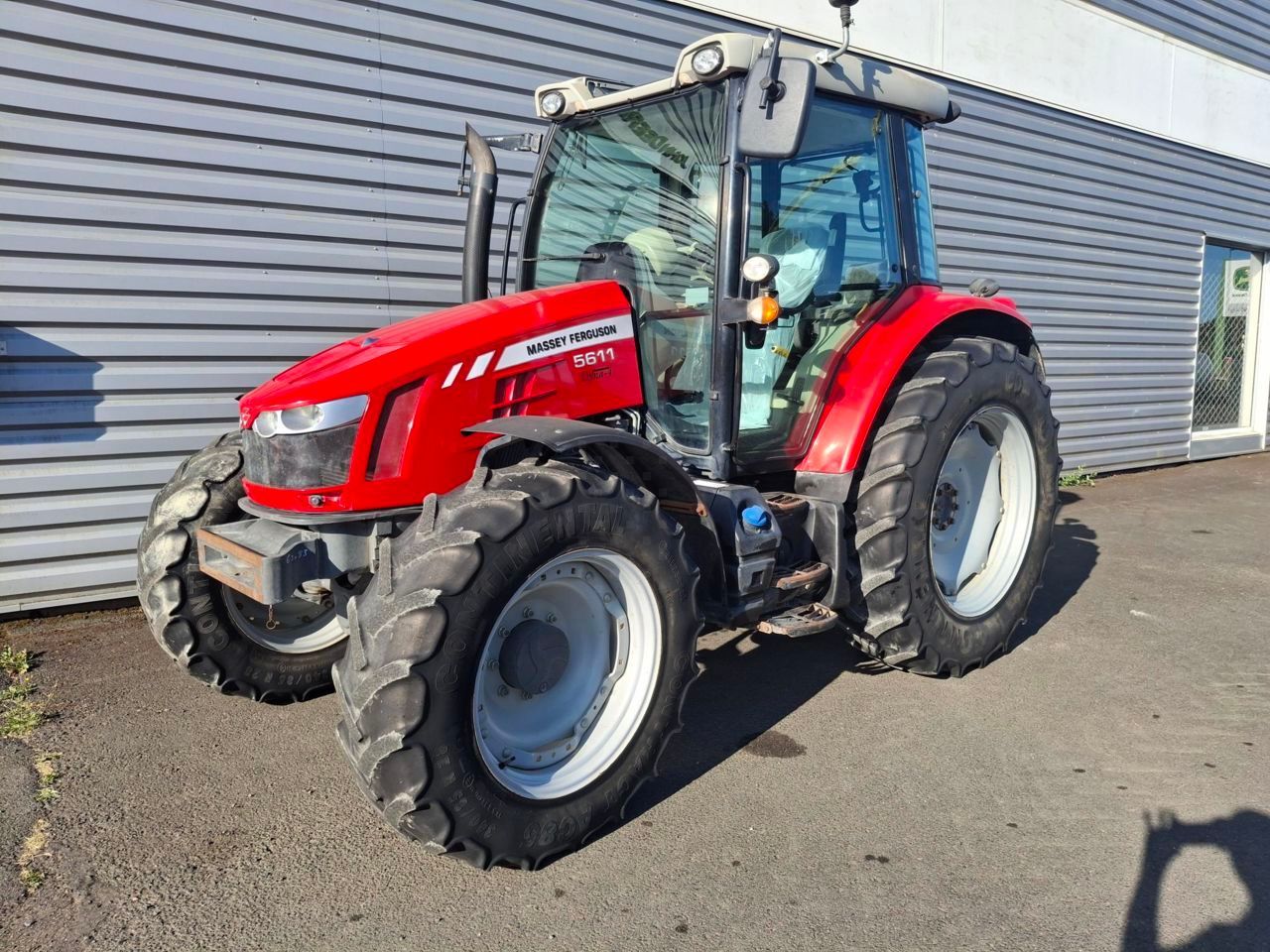 E-FARM: Massey Ferguson 5611 - Tractor - id SNCV3TM - €39,000 - Year of construction: 2015 - Engine hours: 4,510,Engine power (HP): 110,France