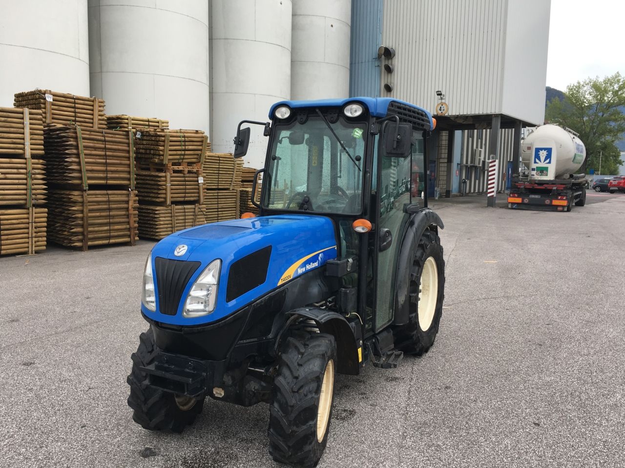 New Holland T 4020 tractor 27 500 €