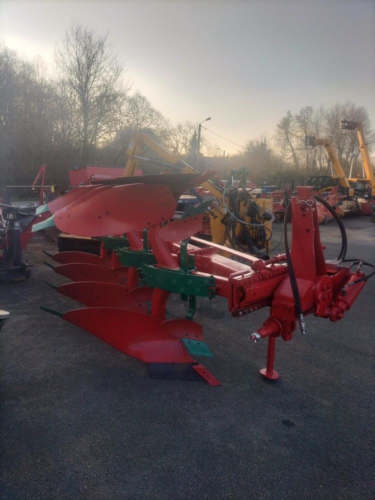 E-FARM: Kverneland f 160 - Plug - id P2GLZBZ - 6.500 EUR - Anul: 2001 - Franța