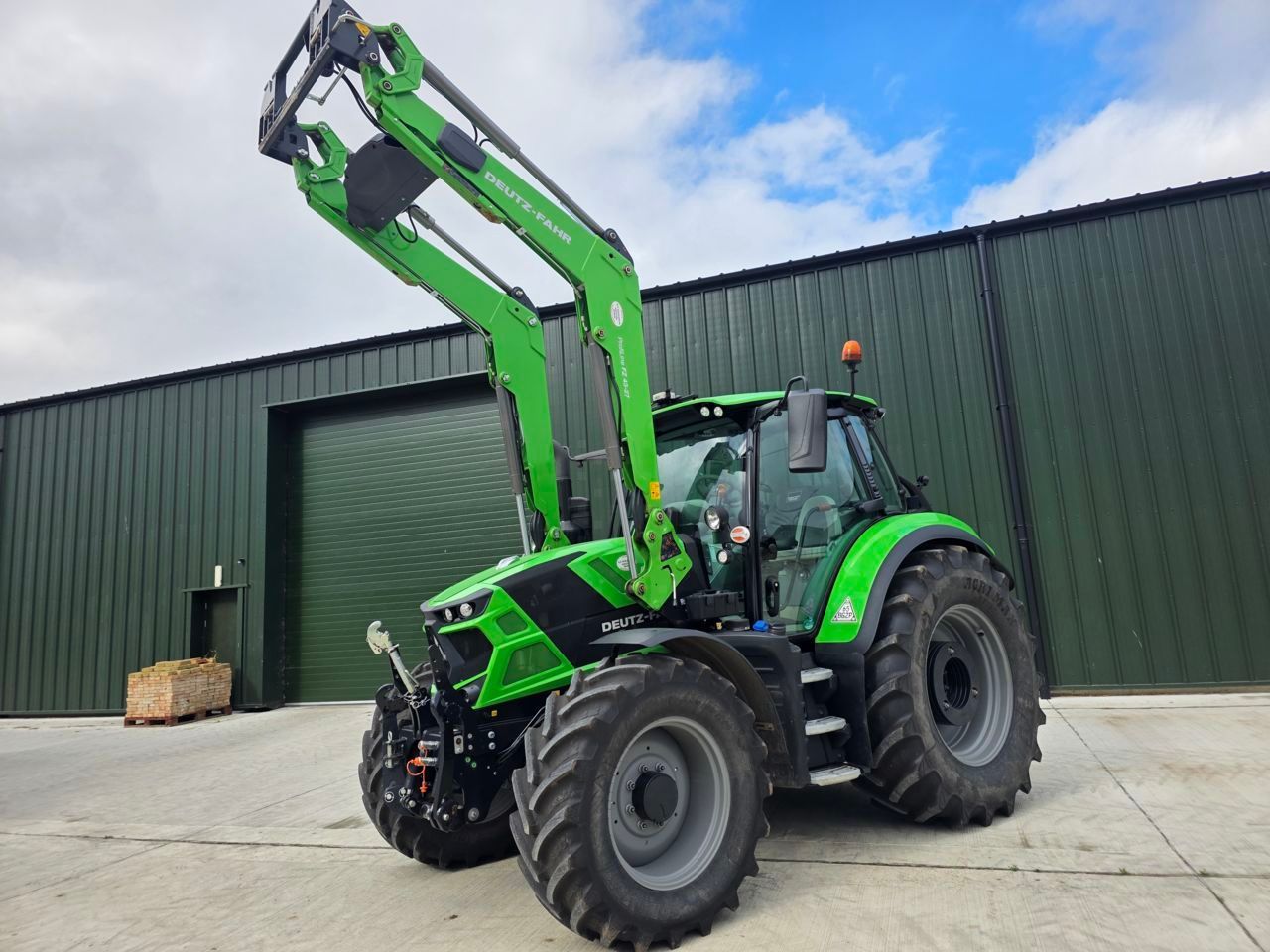 E-FARM: Deutz-Fahr Agrotron 6150.4 - Traktor - id CV1XQBV - 89.245 € - Baujahr: 2024 - Abgelesene Motorstunden: 348,Motorleistung (PS): 150,Vereinigtes Königreich