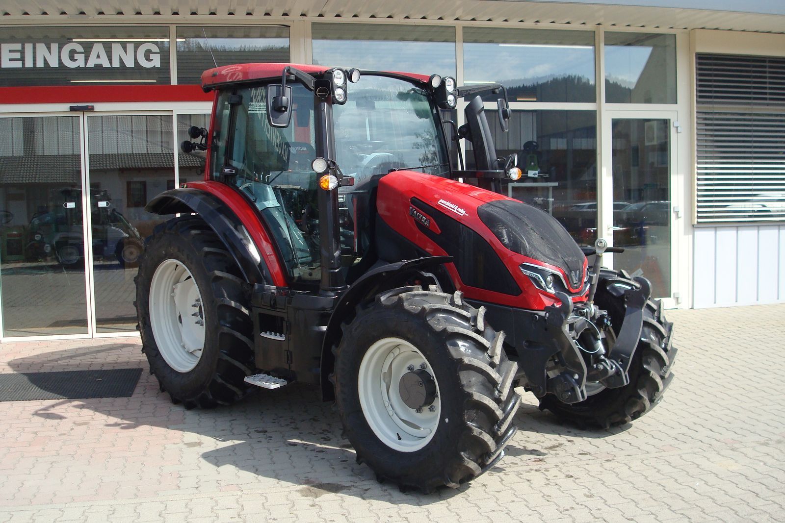 Valtra G 115 Tractor €77,917