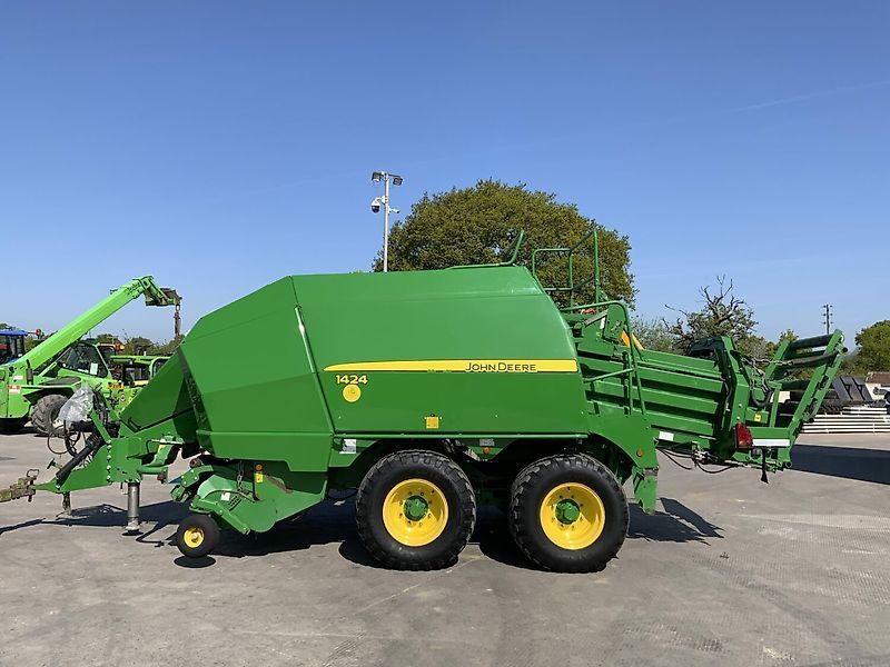 E-FARM: John Deere 1424 - Балопреса - id GH76F11 - 37 782 € - Обединеното кралство