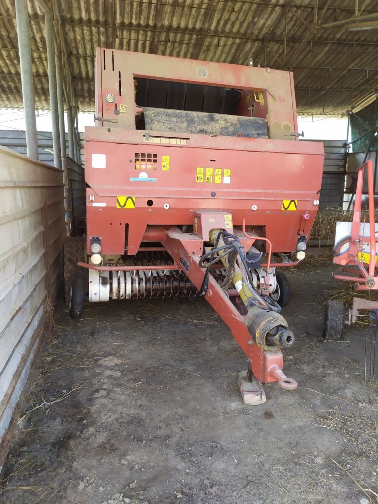 E-FARM: New Holland 5950 - Ballepresser - id WUEBKPG - 5.000 € - Produktionsår: 1999 - Samlet antal producerede baller: 6.000,Italien