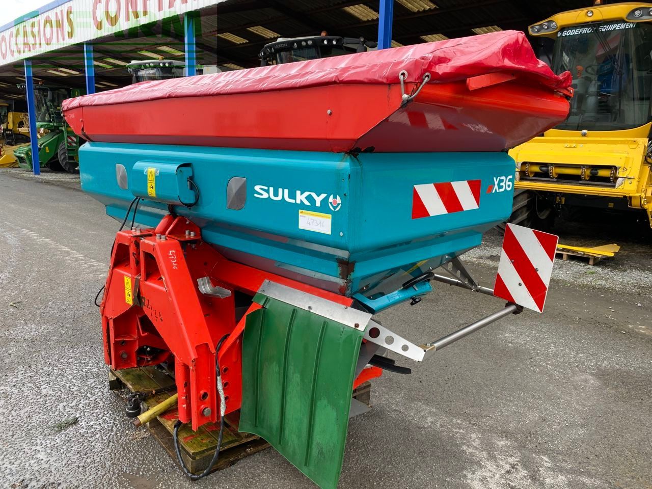E-FARM: sulky x36 - Fertiliser spreader - id 94HUYIB - €3,800 - Year of construction: 2012 - France