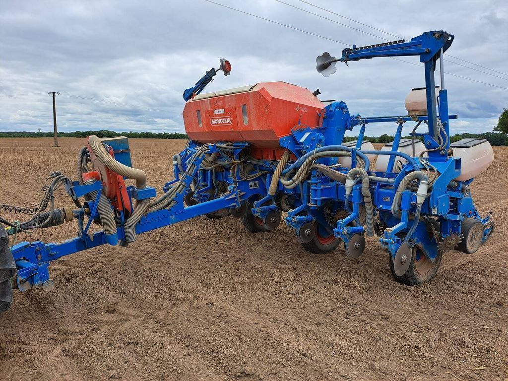 E-FARM: Monosem tr2 / 8 rangs - Precision drill - id M4RVXR3 - €34,000 - Year of construction: 2015 - France