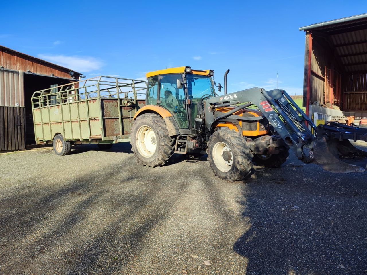 E-FARM: Renault Cergos 335 - Tracteur - id 62RRMJZ - 25 000 € - Année: 2002 - Lecture du nombre d'heure: 6 700,Puissance du moteur (chevaux): 77,France