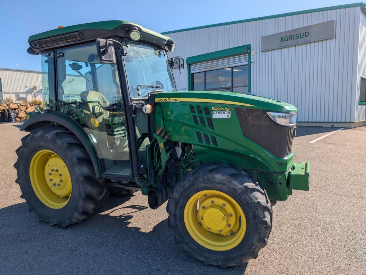 E-FARM: John Deere 5090 GF - Traktor - id W3AMADR - 38 000 € - Rok produkcji: 2019 - Motogodziny: 3456,Moc silnika: 90,Francja