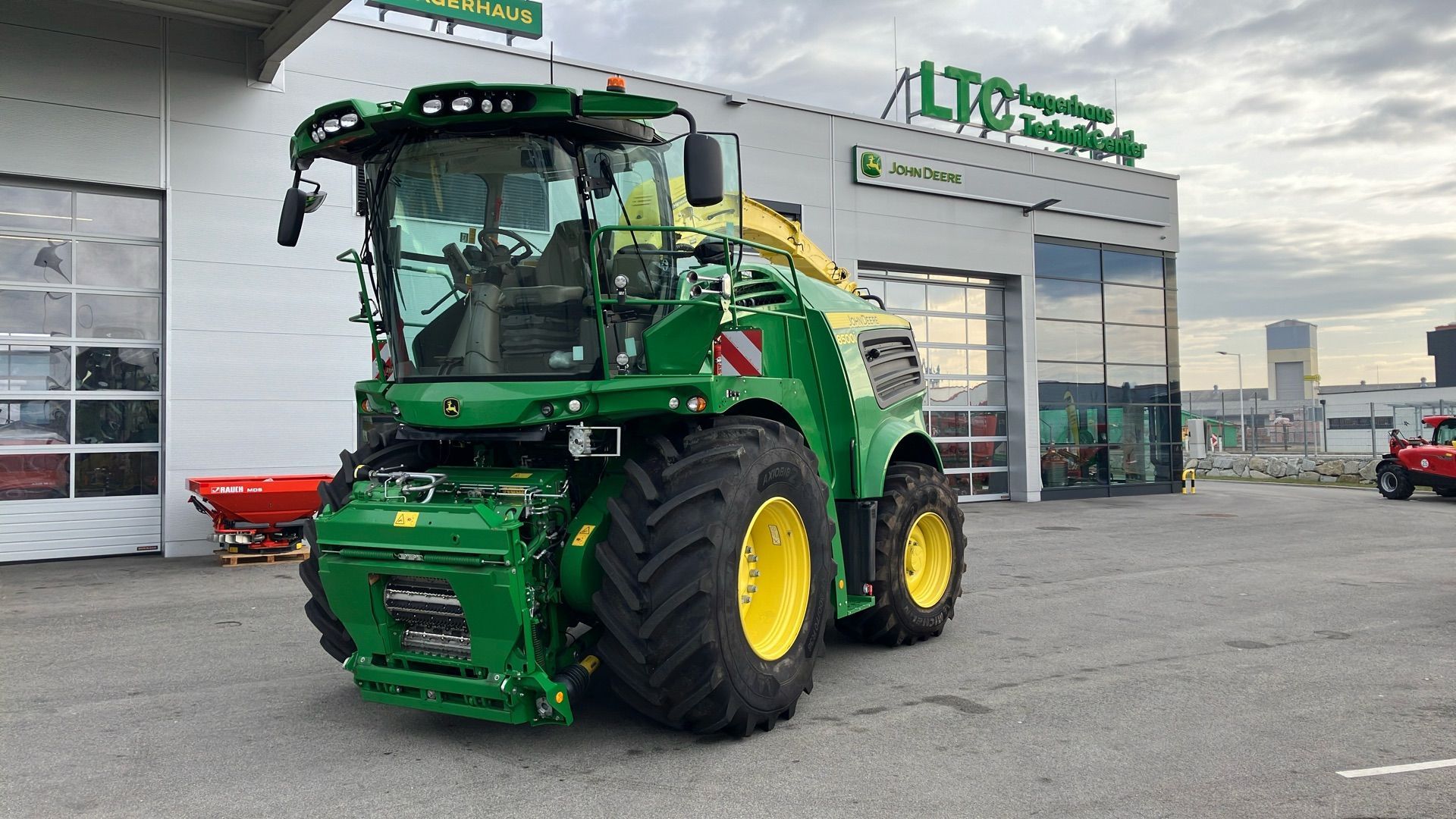 E-FARM: John Deere 8500 - Feldhäcksler (selbstfahrend) - id SC8GKDX - 372.417 € - Baujahr: 2022 - Abgelesene Motorstunden: 217,Motorleistung (PS): 584,Österreich