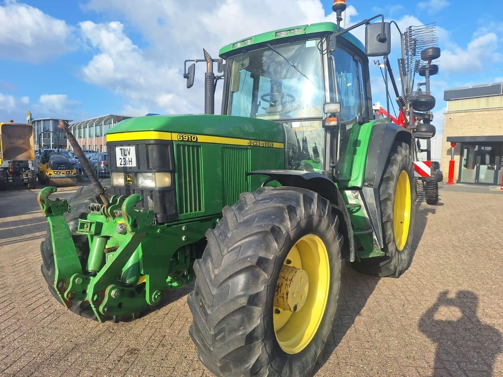 John Deere 6910 Traktor 31 500 EUR
