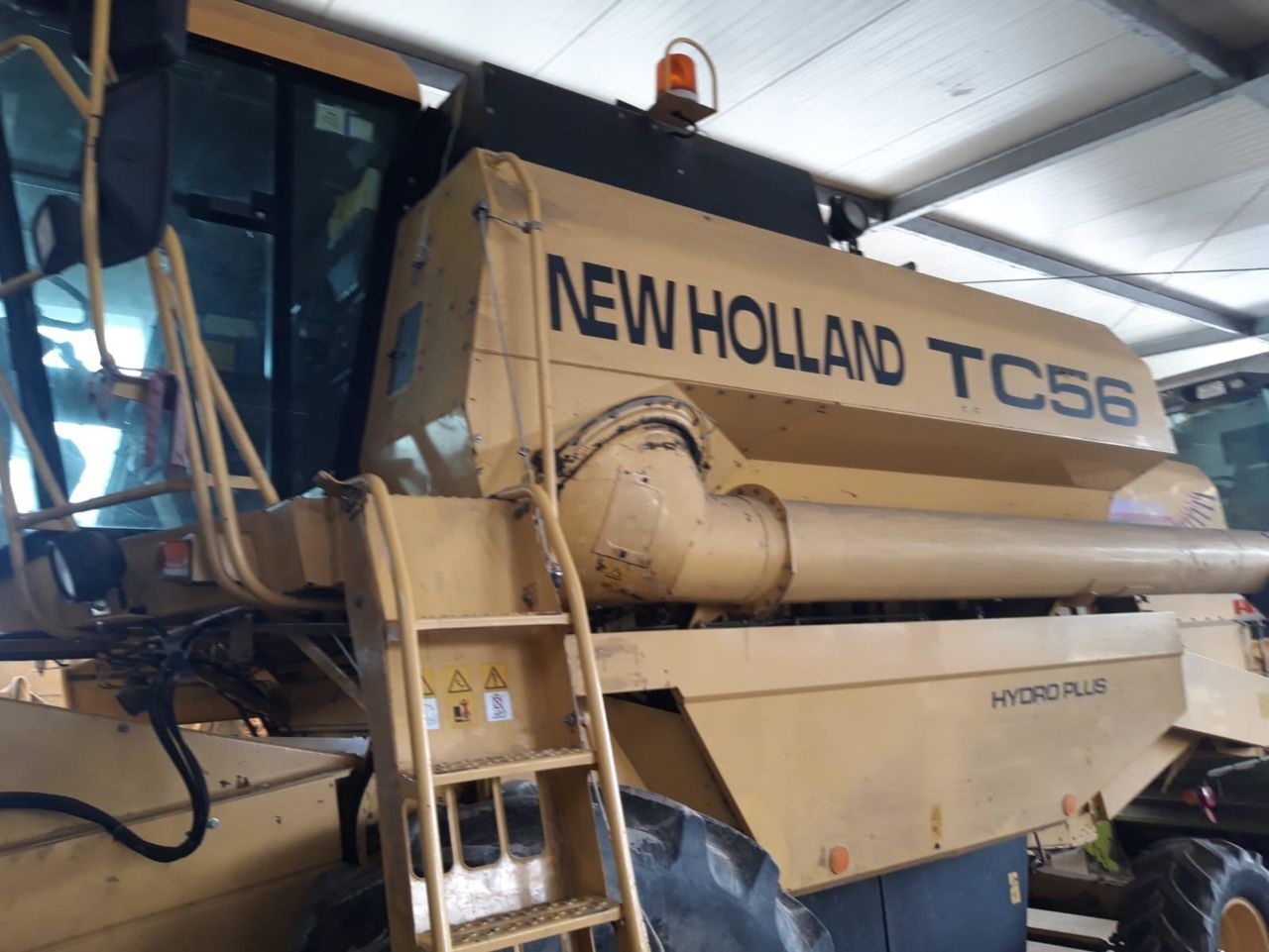 E-FARM: New Holland TC 56 - Combină de recoltat - id KNJFDEW - Anul: 2000 - Citeste ore: 3.450,Muterea motorului: 205,Franța