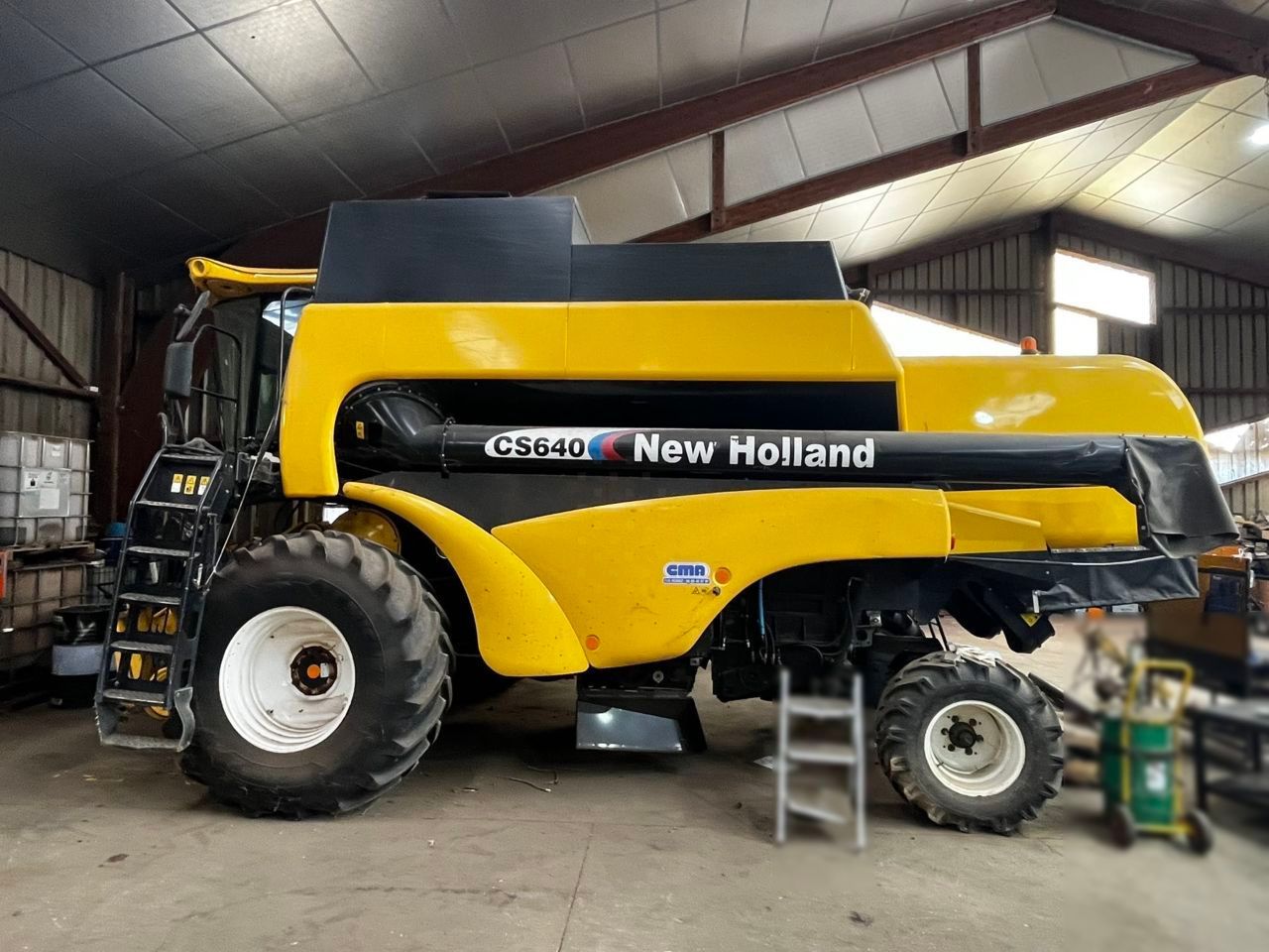 E-FARM: New Holland cs 640 - Kombajn zbożowy - id QLMZDLD - Rok produkcji: 2004 - Motogodziny: 4400,Francja