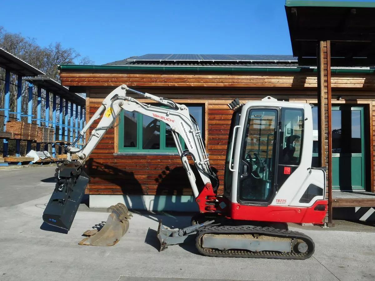 E-FARM: Takeuchi tb 225 ( 2.400kg ) mit hydr. verstellfahrwerk - Minibagger - id CXL83HK - 29.950 € - Baujahr: 2018 - Österreich