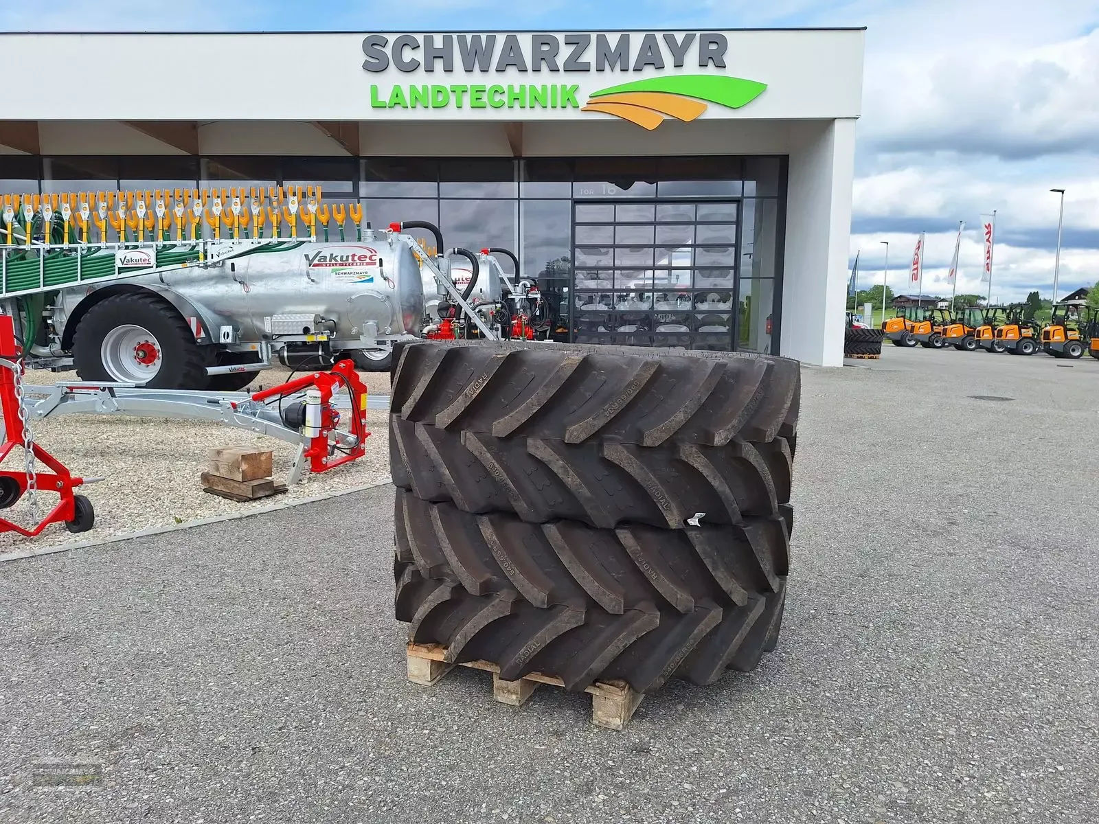 E-FARM: BKT 540/65r34 - Wheel and track - id TWX8PA3 - Austria