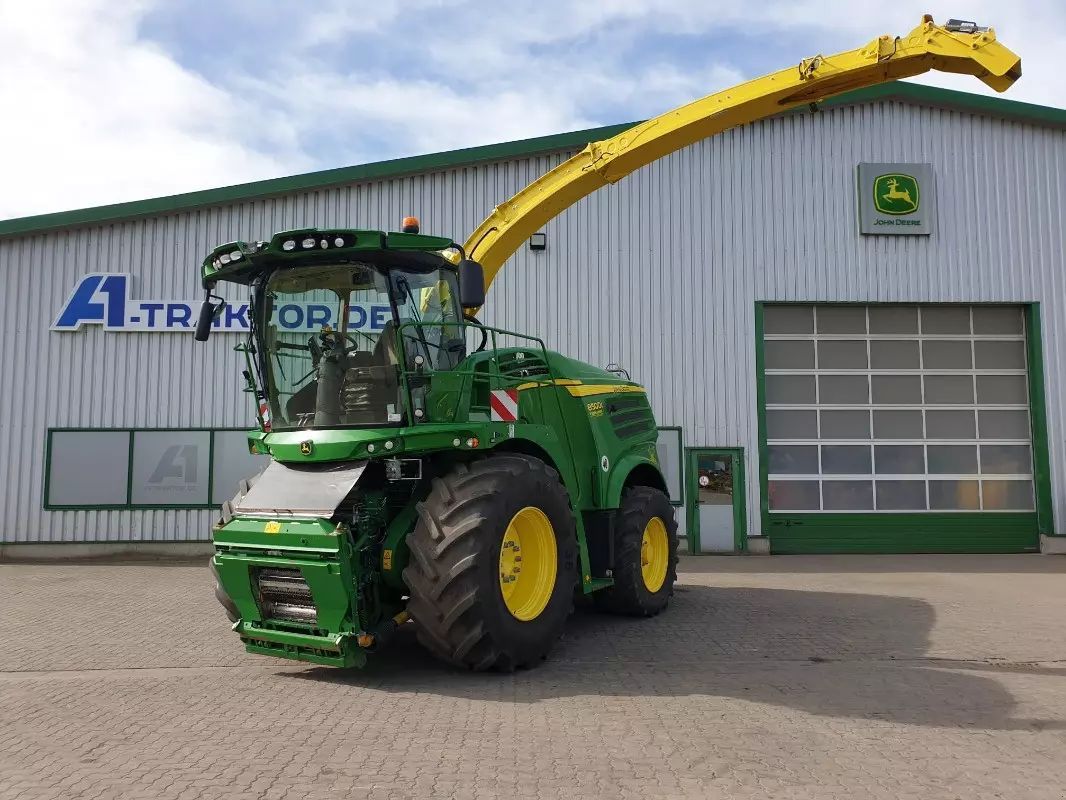 E-FARM: John Deere 8500 - Ensileuse automotrice - id MFGYCZN - 259 000 € - Année: 2018 - Lecture du nombre d'heure: 2 267,Puissance du moteur (chevaux): 585,Allemagne