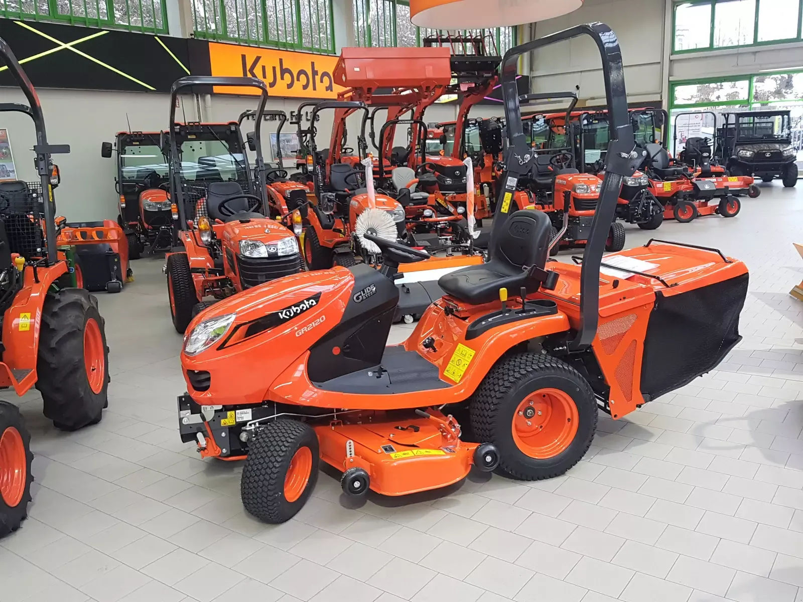 E-FARM: Kubota gr2120 allrad ausstellungsmaschine - Rasenmäher - id 52UF78S - 13.400 € - Baujahr: 2024 - Deutschland