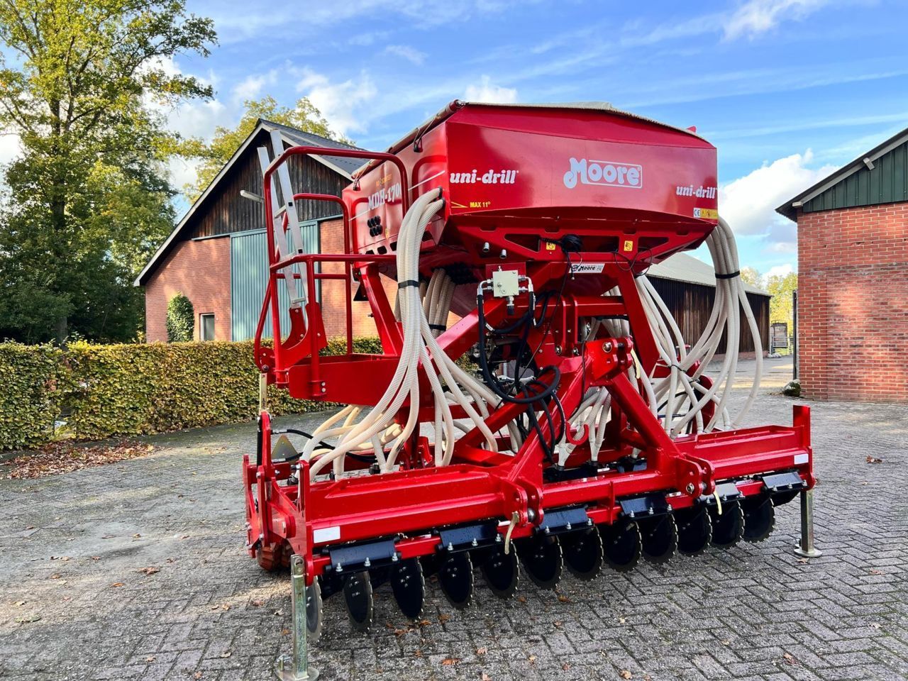 E-FARM: MÖRE unidrill mdh-1700, direct drill, grain & fertiliser - Perforación directa - id RUCDLBD - 41.296 € - Año: 2024 - Reino Unido